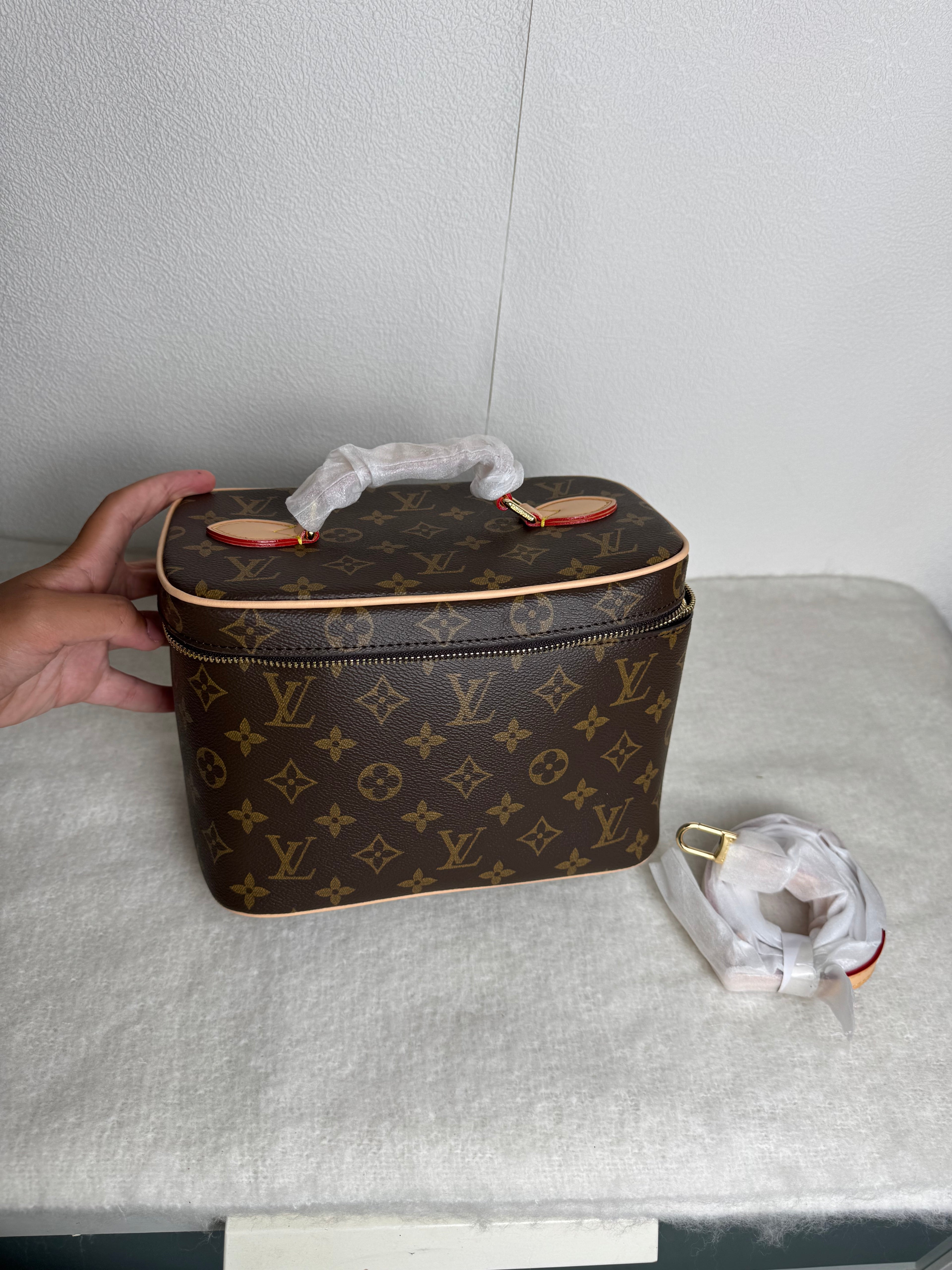Vanity LV