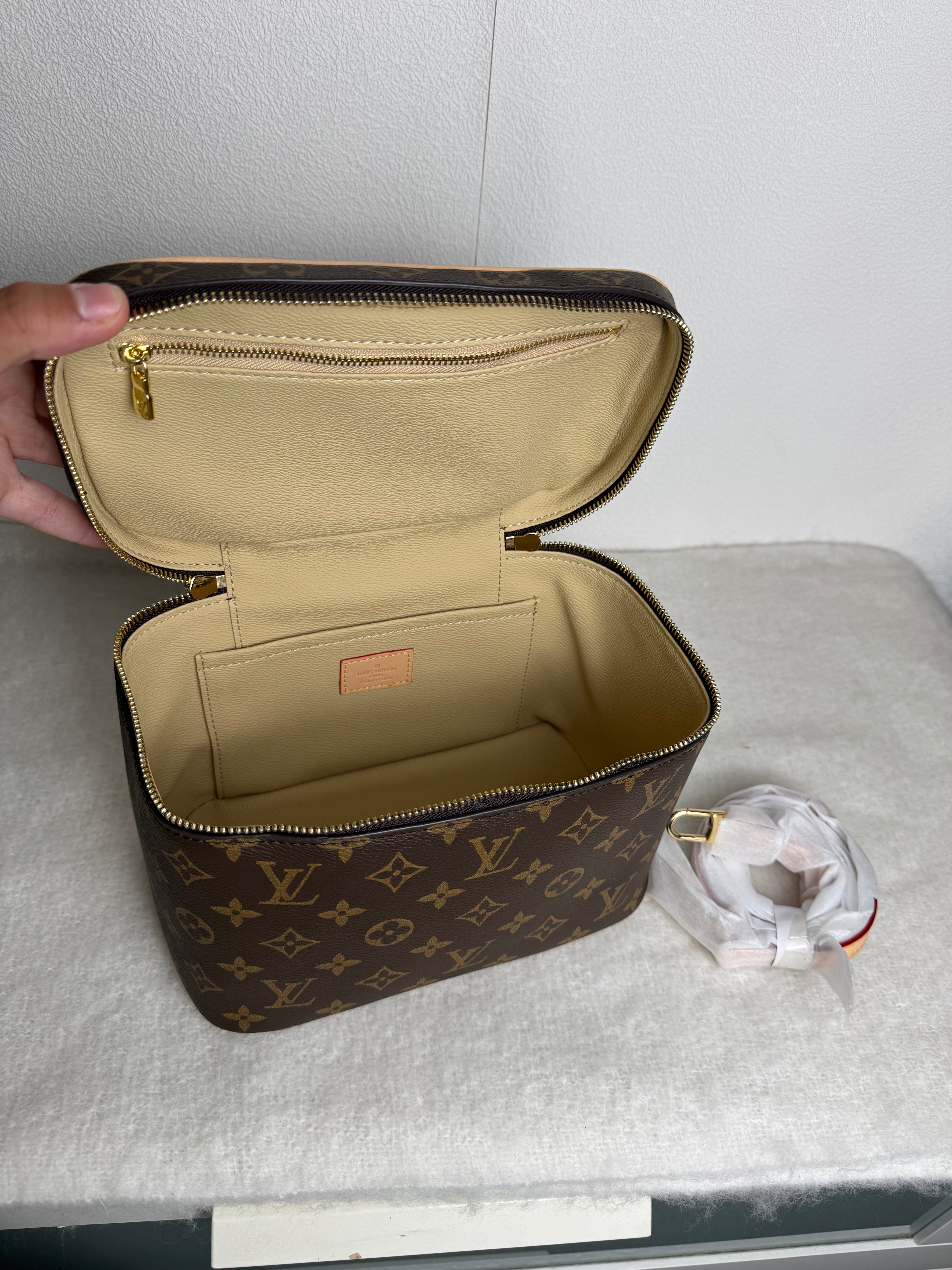 Vanity LV